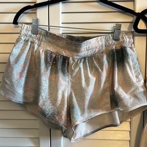 Lululemon Hotty Hot 2.5” Shorts Size 10 - discontinued color